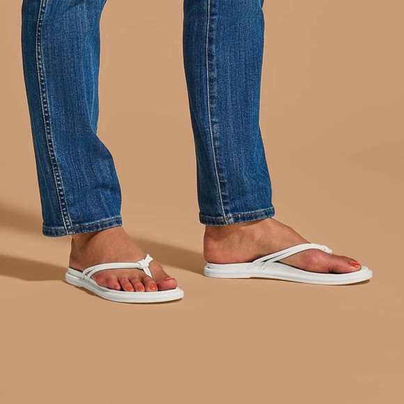 OluKai Women's 'Aka Beach Sandals white size 11 - Picture 2 of 8